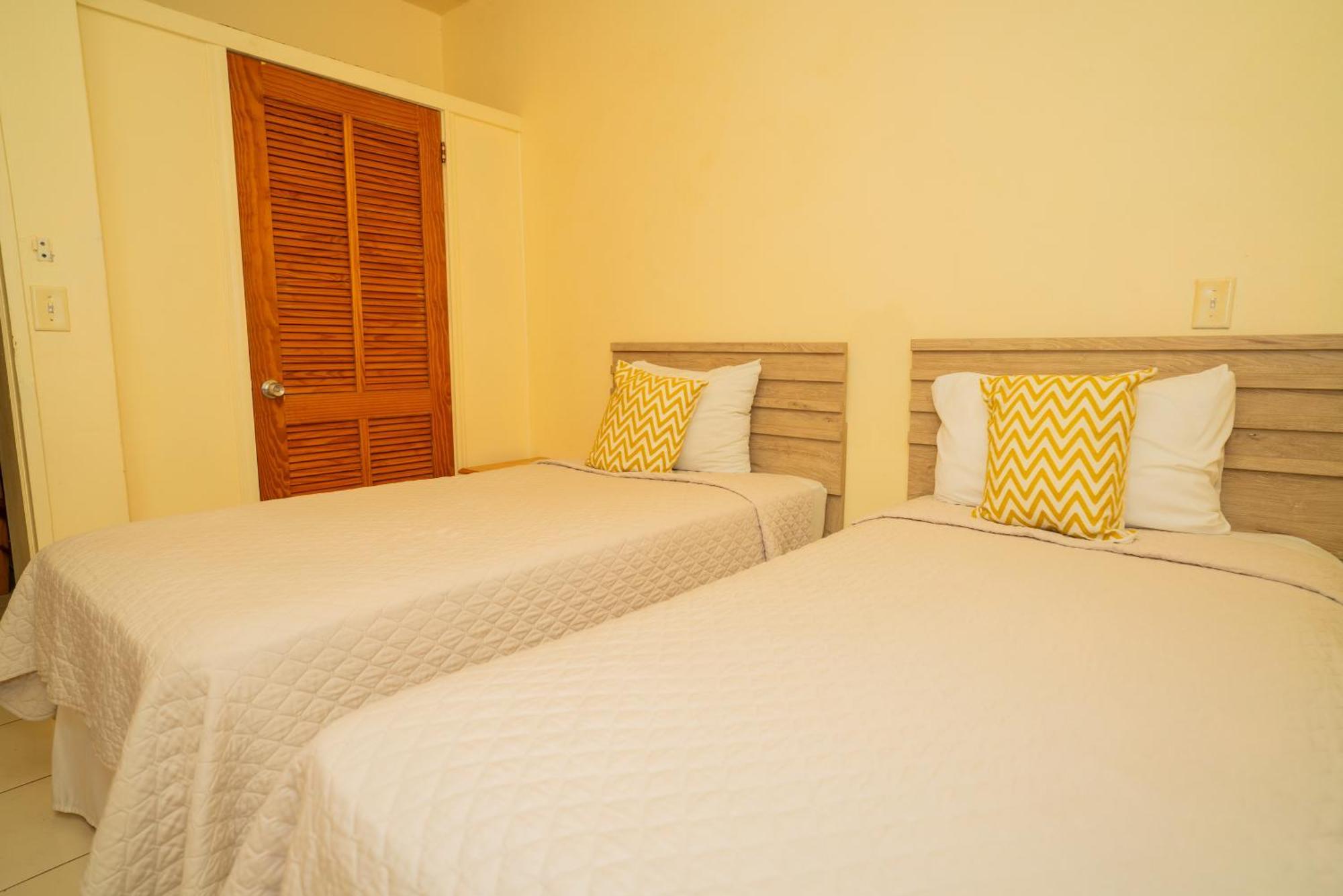 Connie'S Comfort Suites St. John's Екстериор снимка