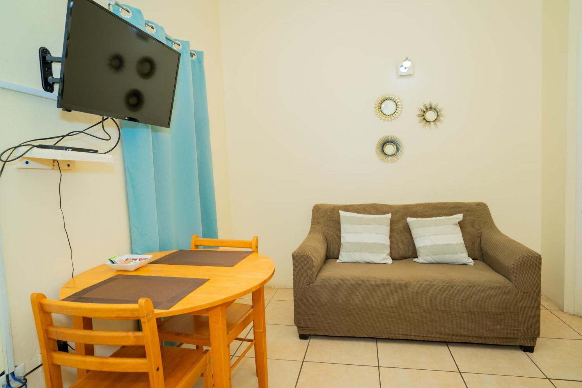 Connie'S Comfort Suites St. John's Екстериор снимка