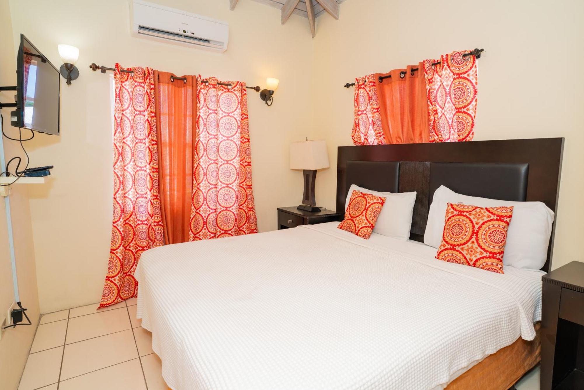 Connie'S Comfort Suites St. John's Екстериор снимка