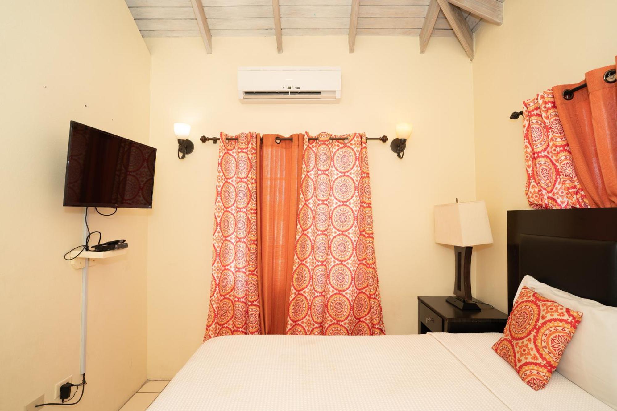 Connie'S Comfort Suites St. John's Екстериор снимка
