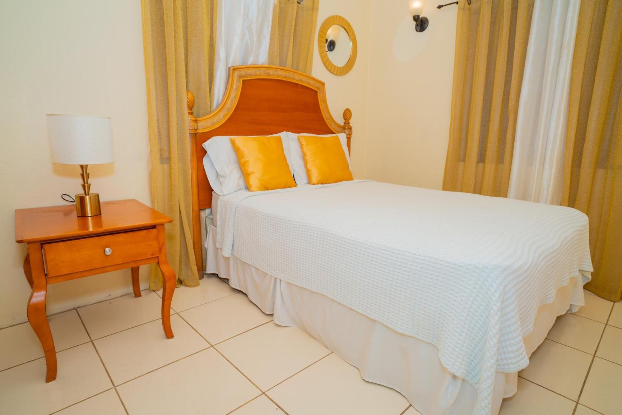 Connie'S Comfort Suites St. John's Екстериор снимка
