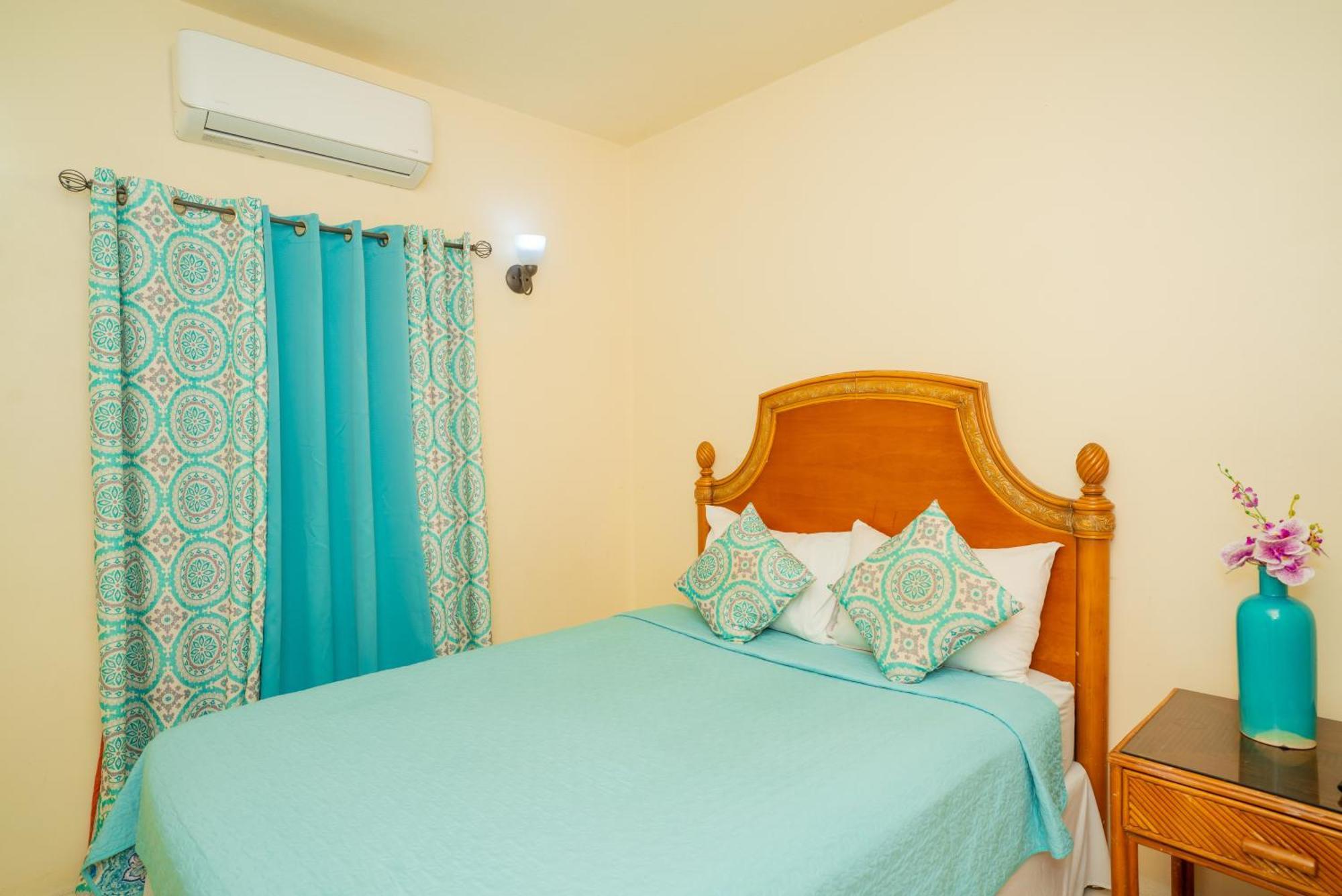Connie'S Comfort Suites St. John's Екстериор снимка